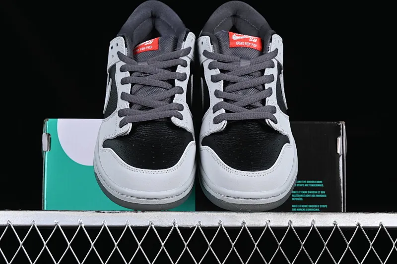 All categories Nk SB Dunk series Nk SB Dunk Low low-top skate shoes K version Atlas x Nk SB Dunk Low QS 35mm Lycra low-top skate shoes 504750-020